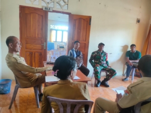 Wujudkan Kemanunggalan TNI-Rakyat, Babinsa Laksanakan Komsos di Desa Kopong