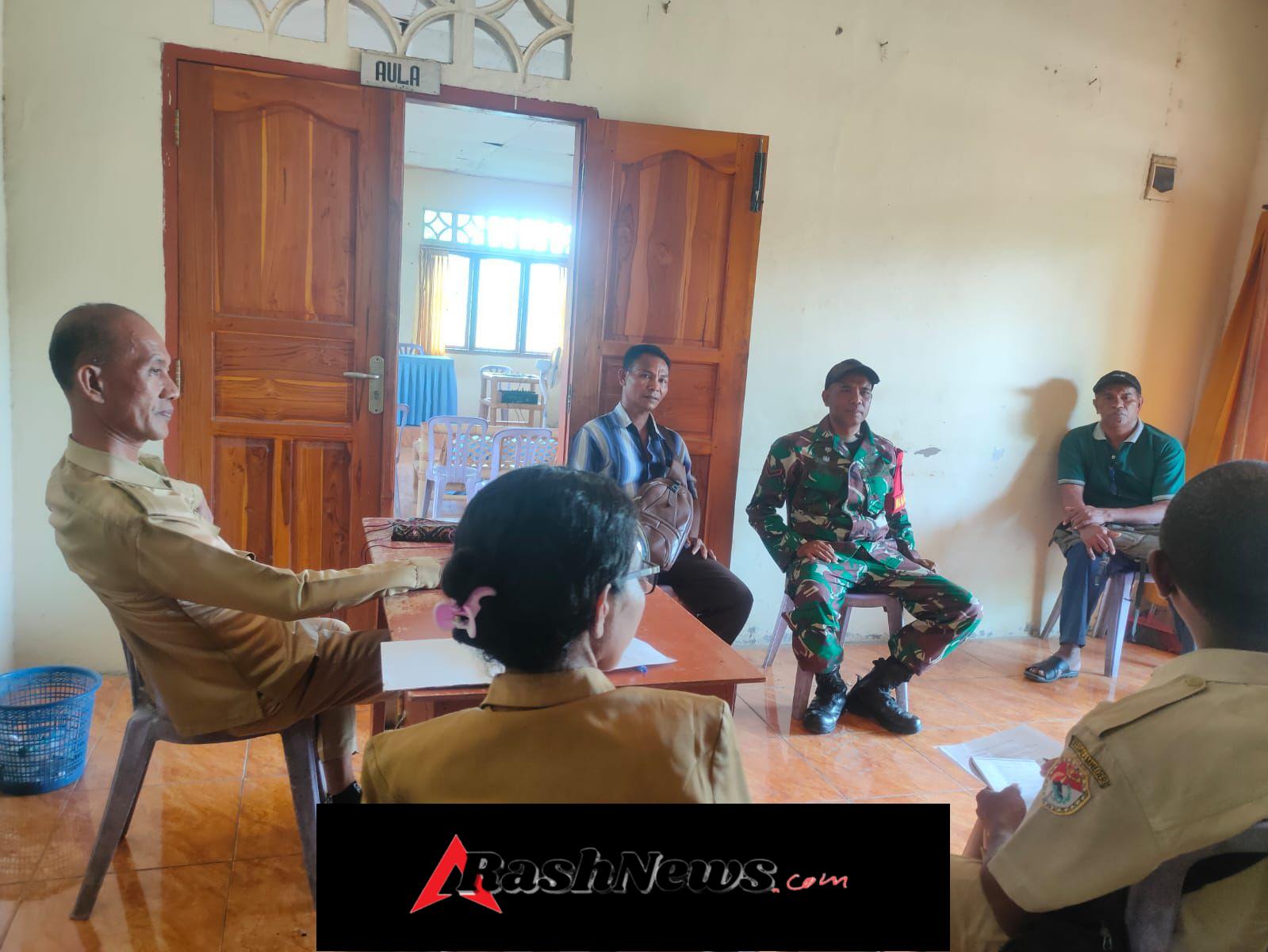 Wujudkan Kemanunggalan TNI-Rakyat, Babinsa Laksanakan Komsos di Desa Kopong