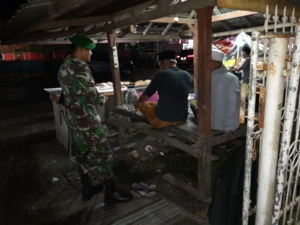 Babinsa Sekongkang Laksanakan Patroli Malam, Imbau Warga Jaga Keamanan Lingkungan