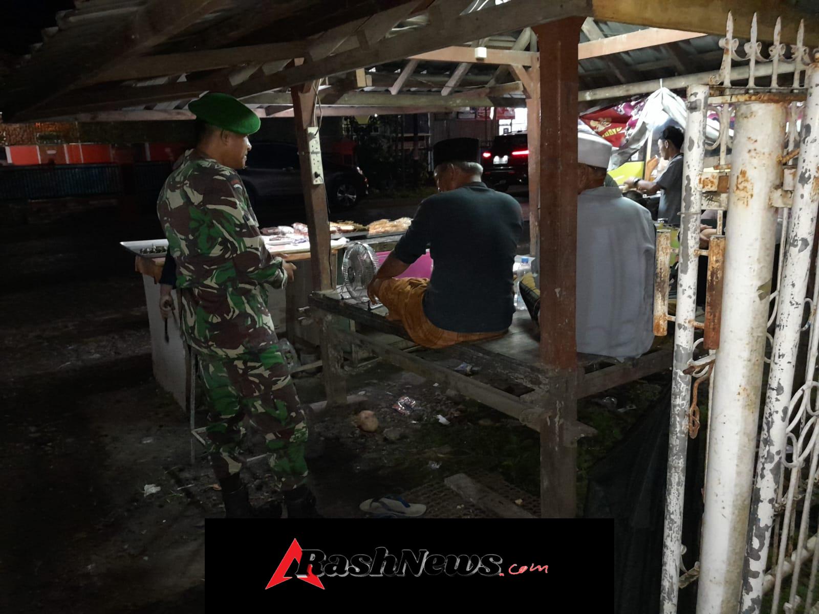 Babinsa Sekongkang Laksanakan Patroli Malam, Imbau Warga Jaga Keamanan Lingkungan