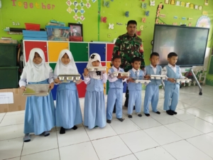 Dukung Pemenuhan Gizi Anak, Babinsa Menala Kawal MBG di TK Negeri 1 Taliwang