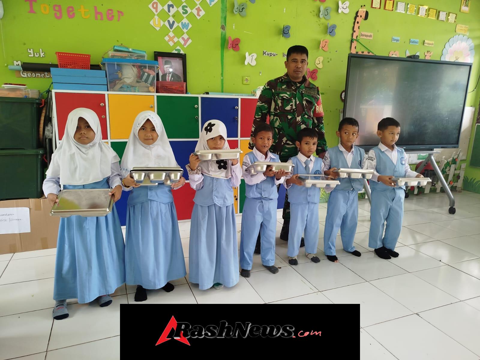 Dukung Pemenuhan Gizi Anak, Babinsa Menala Kawal MBG di TK Negeri 1 Taliwang