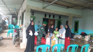 Babinsa Koramil Taliwang Dampingi Program Makan Bergizi Gratis di Posyandu Sebubuk