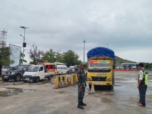 Koramil Poto Tano Laksanakan Pengamanan Pelabuhan Penyeberangan