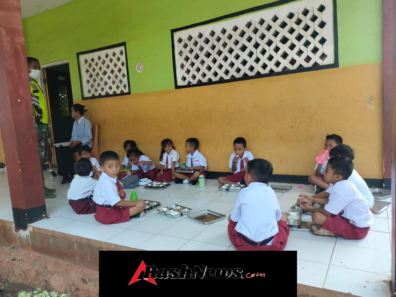 Perkuat Gizi Anak Sekolah, Babinsa Dampingi Distribusi MBG di Pantai Baru
