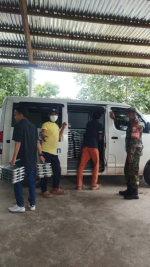 Perkuat Gizi Anak Sekolah, Babinsa Dampingi Distribusi MBG di Rote Timur