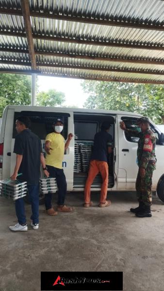 Perkuat Gizi Anak Sekolah, Babinsa Dampingi Distribusi MBG di Rote Timur
