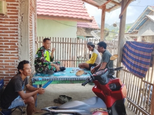 Babinsa Koramil 1608-02/Bolo Ajak Masyarakat Jaga Kebersihan Lingkungan