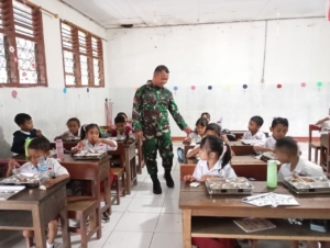TNI AD Hadir untuk Generasi Sehat, Babinsa Dampingi Makan Bergizi Gratis di Kelurahan Madawat