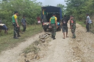 Perlancar Akses Kendaraan, Babinsa Bersama Warga dan Satgas Pamtas Timbun Jalan Desa Yang Rusak