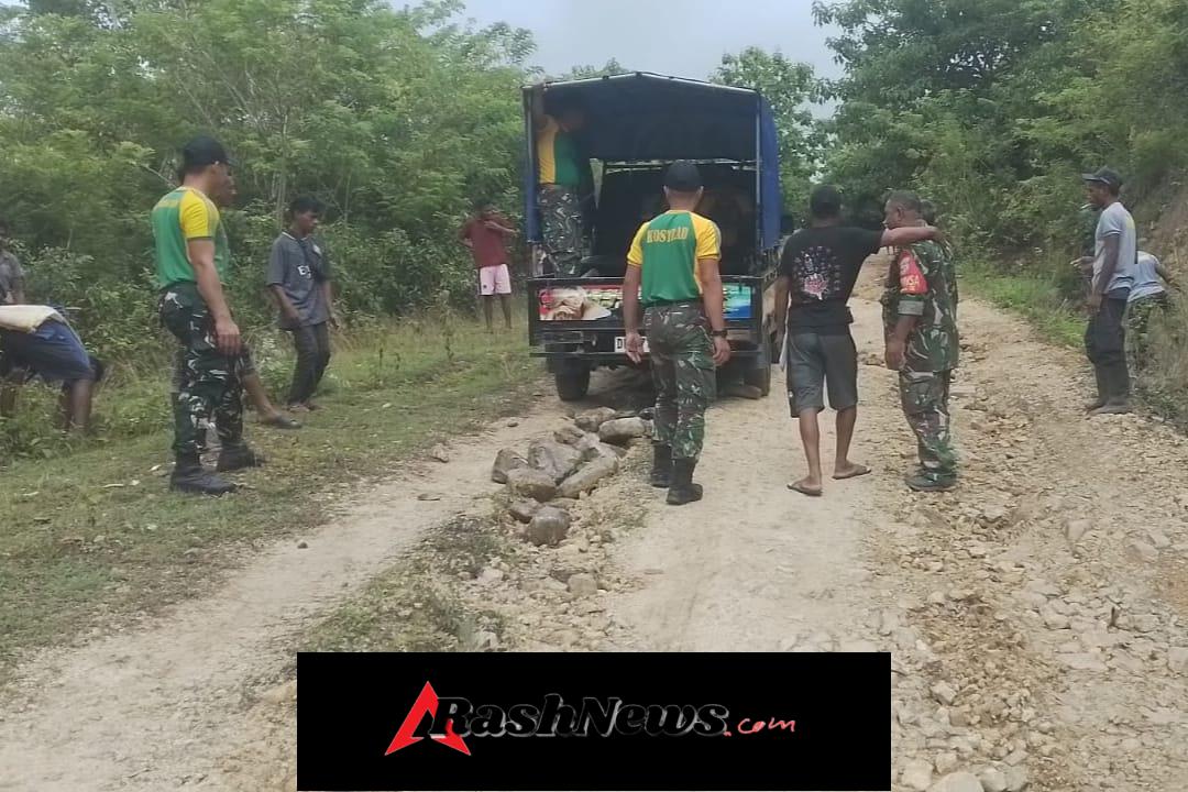 Perlancar Akses Kendaraan, Babinsa Bersama Warga dan Satgas Pamtas Timbun Jalan Desa Yang Rusak