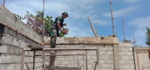 Babinsa Omesuri Hadir di Tengah Warga Saat Pembangunan Rumah Desa Bareng