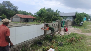 Babinsa Serda Armando Ndahawali Bersama Warga Perindah Pagar Masjid Al-Ikhlas