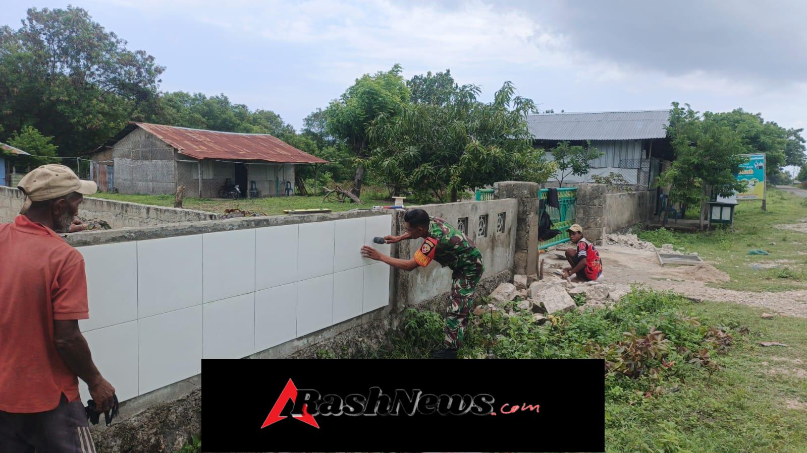 Babinsa Serda Armando Ndahawali Bersama Warga Perindah Pagar Masjid Al-Ikhlas