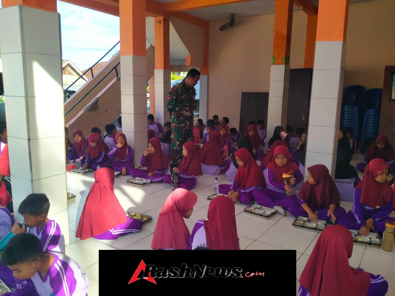 Dukung Peningkatan Gizi Anak, TNI AD Kawal Program MBG di Jereweh