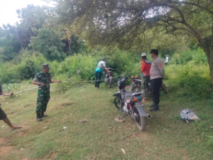 Babinsa Bersama Pemdes Tebo Lakukan Pengukuran Tanah untuk Bak Sampah Warga