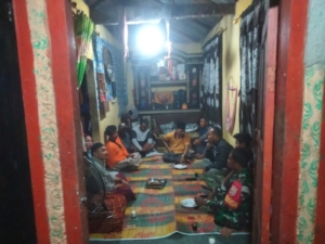 Babinsa Hadiri Musyawarah Warga Saat Ronda Malam di Embung Jaya