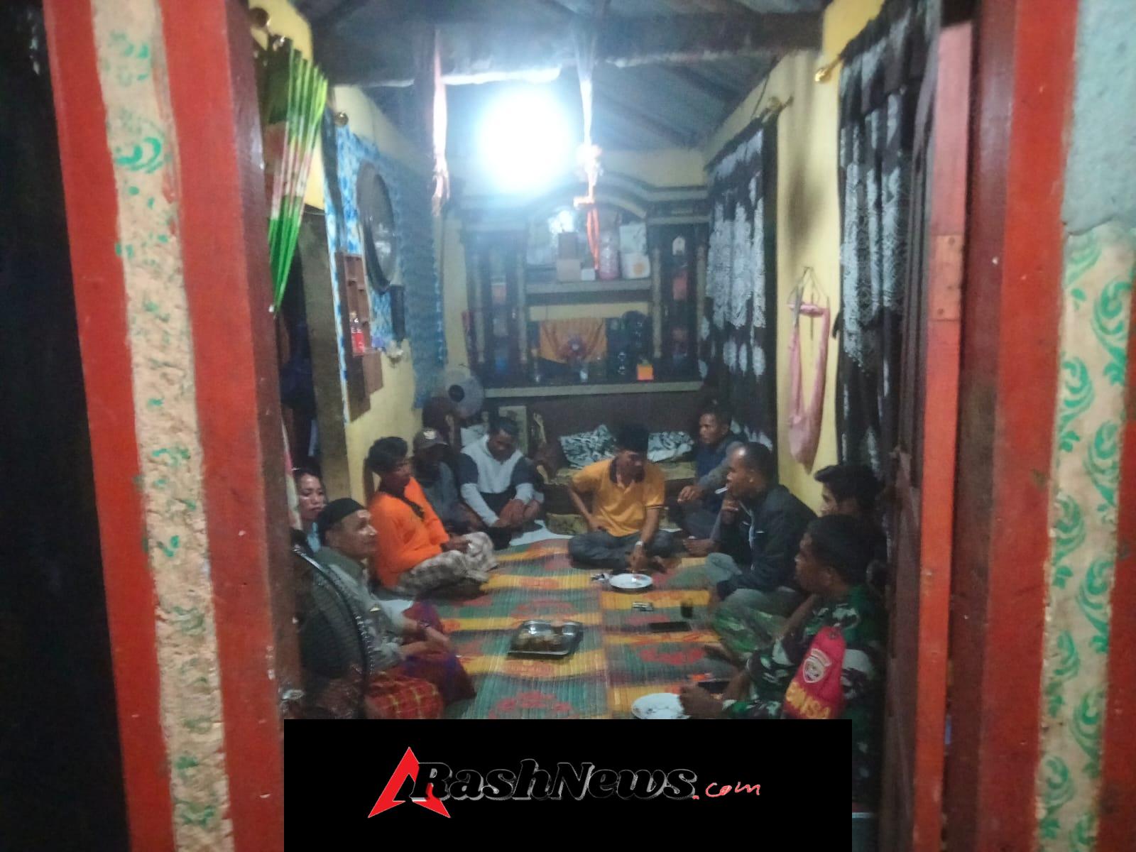 Babinsa Hadiri Musyawarah Warga Saat Ronda Malam di Embung Jaya
