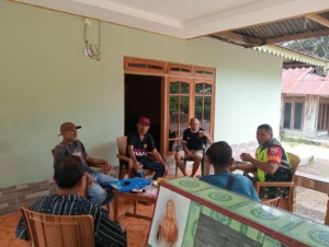 Babinsa Maurole Imbau Warga Waspada Cuaca dalam Kegiatan Pamwil dan Komsos