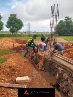 Babinsa Desa Lekunik Laksanakan Monitoring Pondasi Cakar Ayam KDKMP