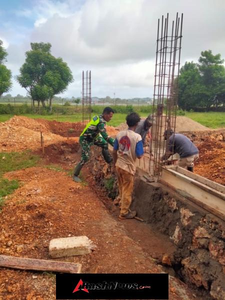 Babinsa Desa Lekunik Laksanakan Monitoring Pondasi Cakar Ayam KDKMP