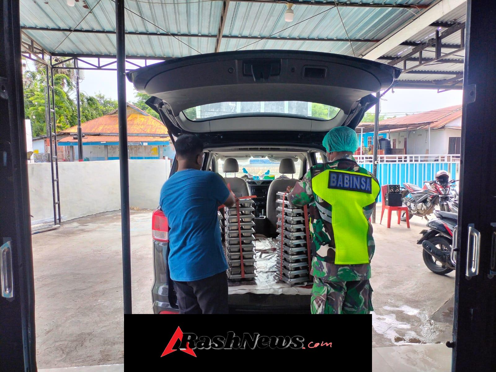 Dukung Gizi Anak Sekolah, Babinsa Dampingi Distribusi MBG di Pantai Baru
