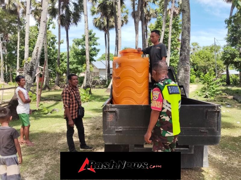 Babinsa Oelua Bersama Kades Droping Material Fiber ke Lokasi KDKMP