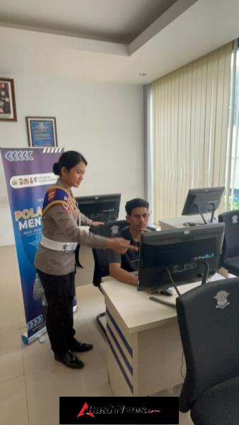 Program Polantas Menyapa, Petugas Satpas SIM Polresta Denpasar Dampingi Pemohon Saat Ujian Teori