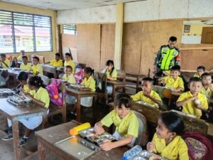 Babinsa Hadir Dukung Program Pemerintah melalui Makanan Bergizi Gratis di Adonara Barat