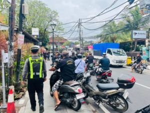 Sinergi Polsek Densel Tertibkan Parkir Liar di Jalan Danau Tamblingan Sanur