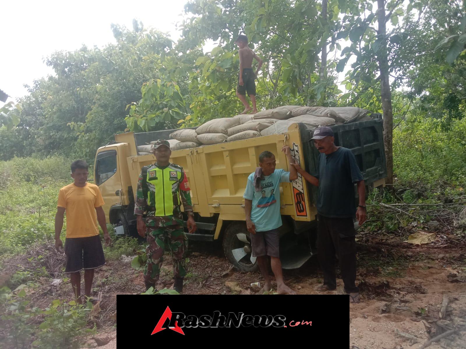 Babinsa Koramil Batutua Monitoring Pendistribusian Material Pembangunan Koperasi Merah Putih di Desa Mundek
