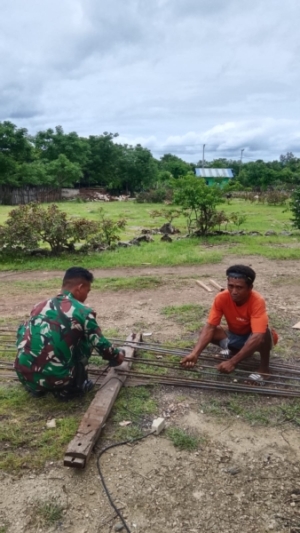 Melalui Komsos, Babinsa Waingapu Aktif Bantu Pembangunan Rumah Warga Binaan