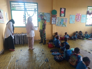 Menu Bergizi: Nasi Goreng dan Telur Mata Sapi untuk Kesehatan Anak dan Balita Soromandi