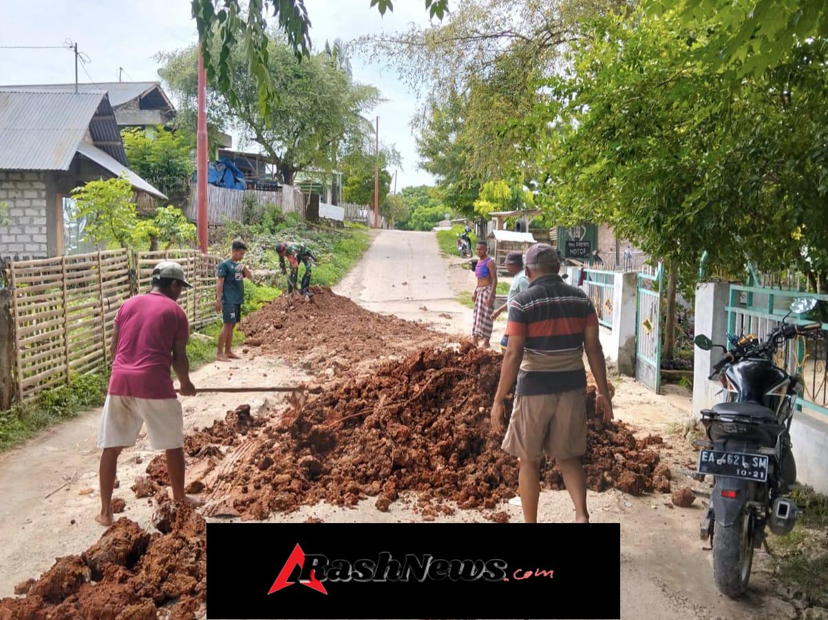 Babinsa Koramil 03/Katikutana Hadir di Tengah Masyarakat, Gotong Royong Perbaikan Jalan