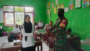 Babinsa Desa Kananga Dampingi Pembagian 2.094 Paket Makan Bergizi Gratis kepada Pelajar dan Masyarakat
