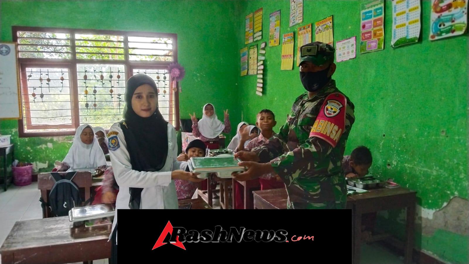 Babinsa Desa Kananga Dampingi Pembagian 2.094 Paket Makan Bergizi Gratis kepada Pelajar dan Masyarakat