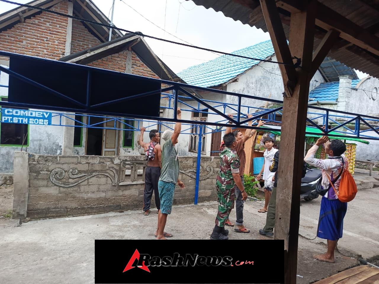 Wujud Kepedulian TNI, Babinsa Bantu Warga Desa Jala dalam Kegiatan Doa Bersama