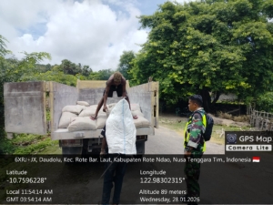 Babinsa Desa Tualima Kawal Penurunan Material KDKMP untuk Kesejahteraan Warga