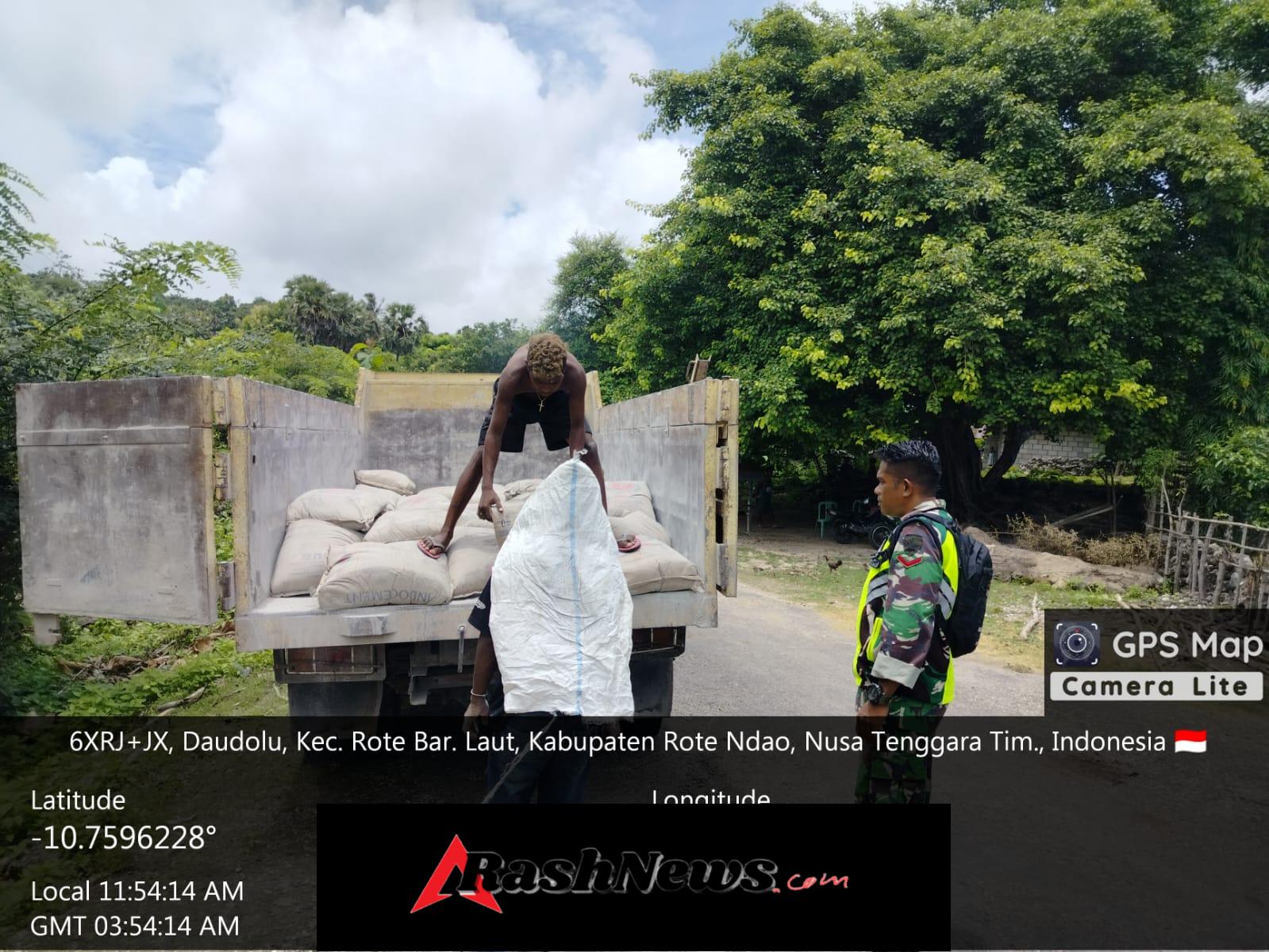 Babinsa Desa Tualima Kawal Penurunan Material KDKMP untuk Kesejahteraan Warga