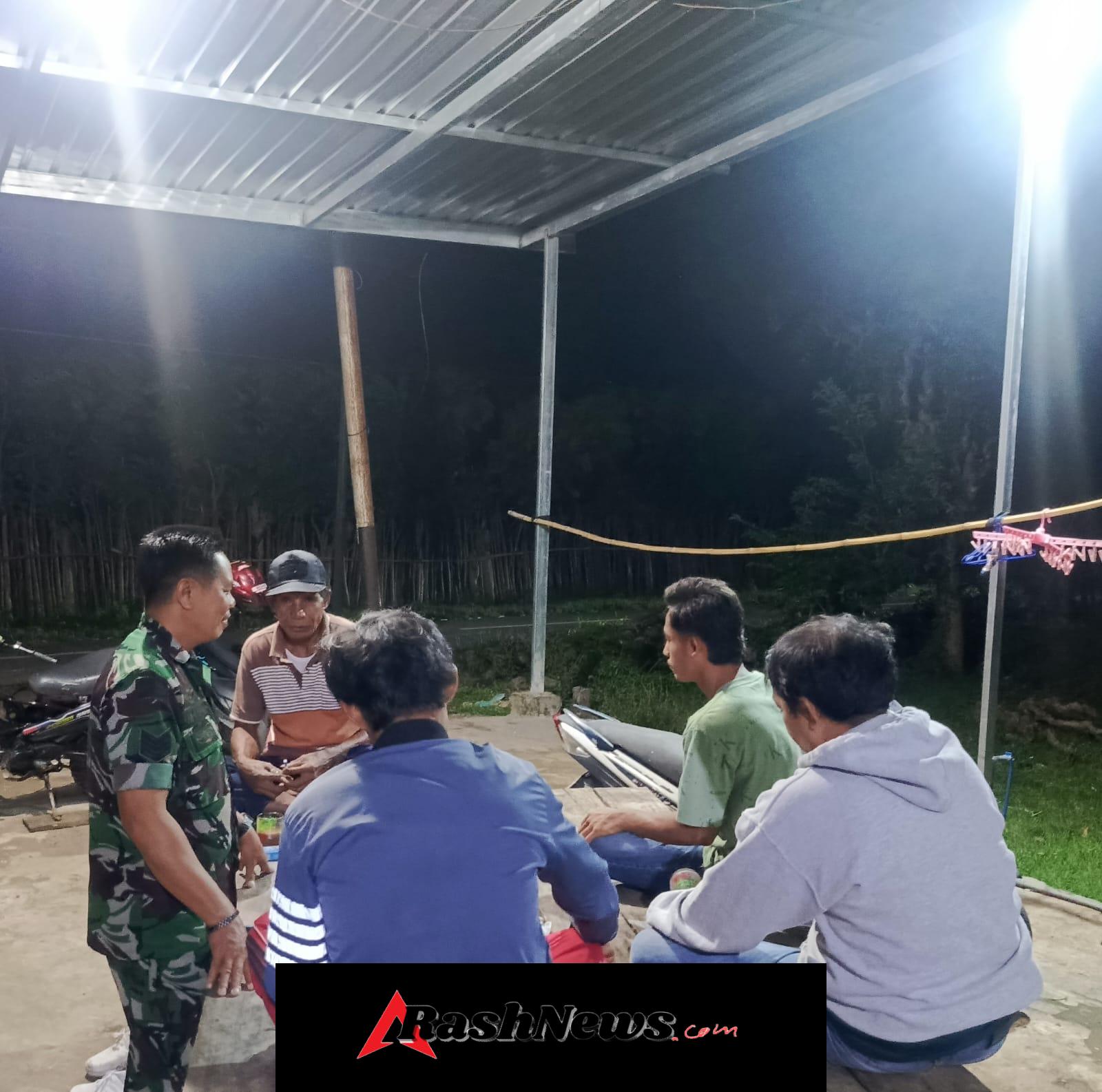 Babinsa Jala Tingkatkan Keamanan Wilayah Lewat Patroli Malam di Dusun Nanga Jambu
