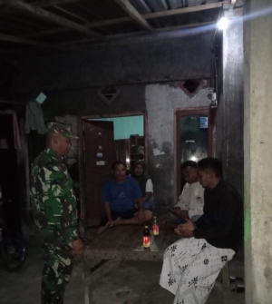 Babinsa Desa Tembalae Aktif Laksanakan Patroli Malam Bersama Warga Binaan