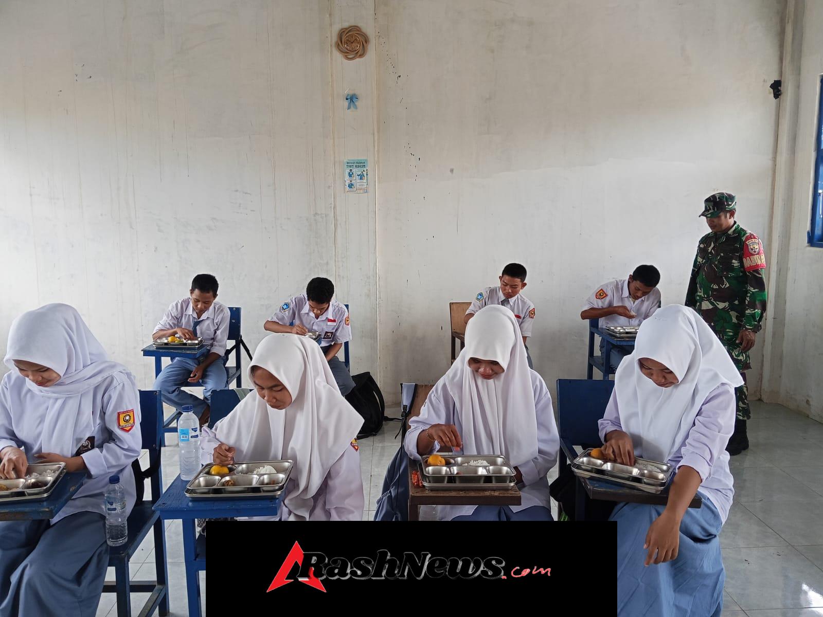 Dukung Gizi Pelajar, Babinsa Desa Belo Dampingi Program MBG di SMK