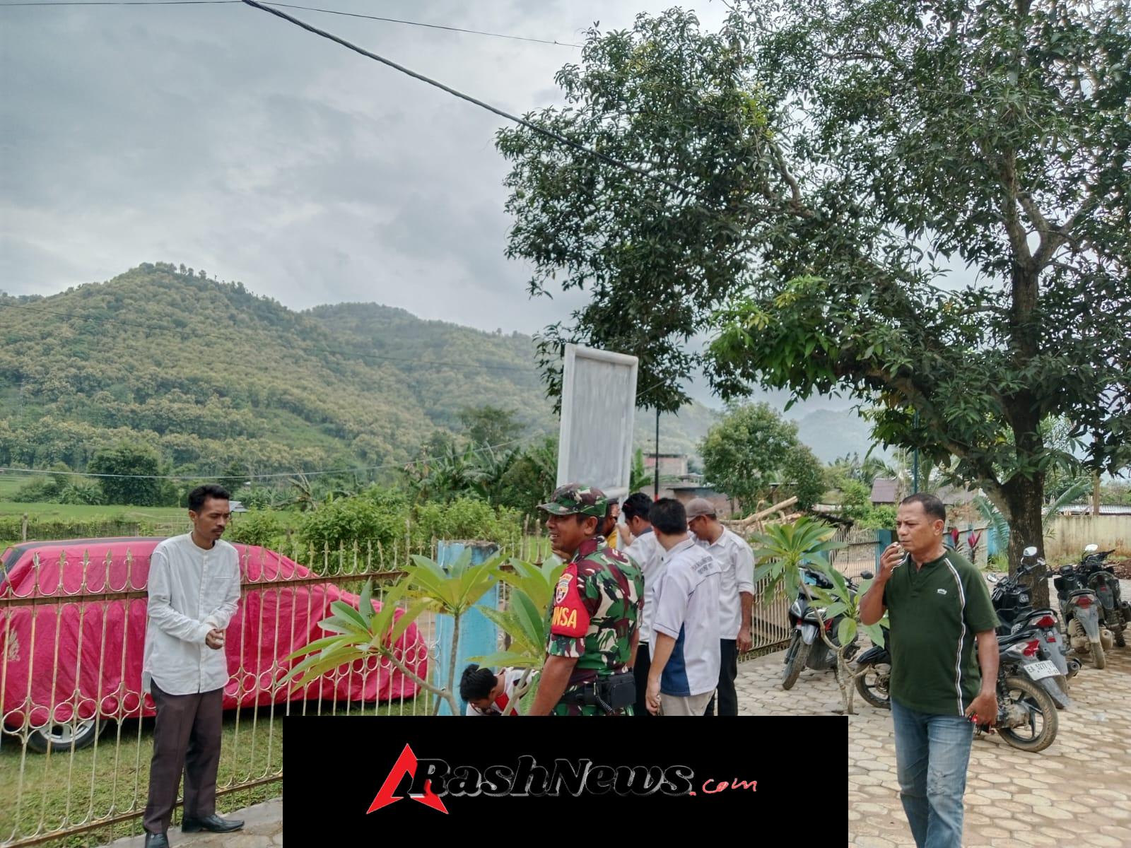 Keamanan dan Ketertiban Terjaga Saat Pemasangan Plang Tanah di SDN 02 Ntonggu