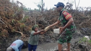 Babinsa dan Kelompok Tani Rai Wali Perkuat Infrastruktur Irigasi di Aesesa