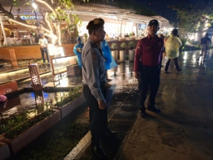 Patroli Jalan Kaki di Mall, Polisi Pastikan Keamanan Wisatawan Meski Diguyur Hujan