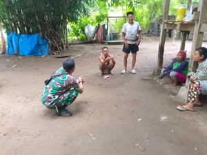 Babinsa Koramil Poto Tano Tingkatkan Keamanan Lewat Komsos