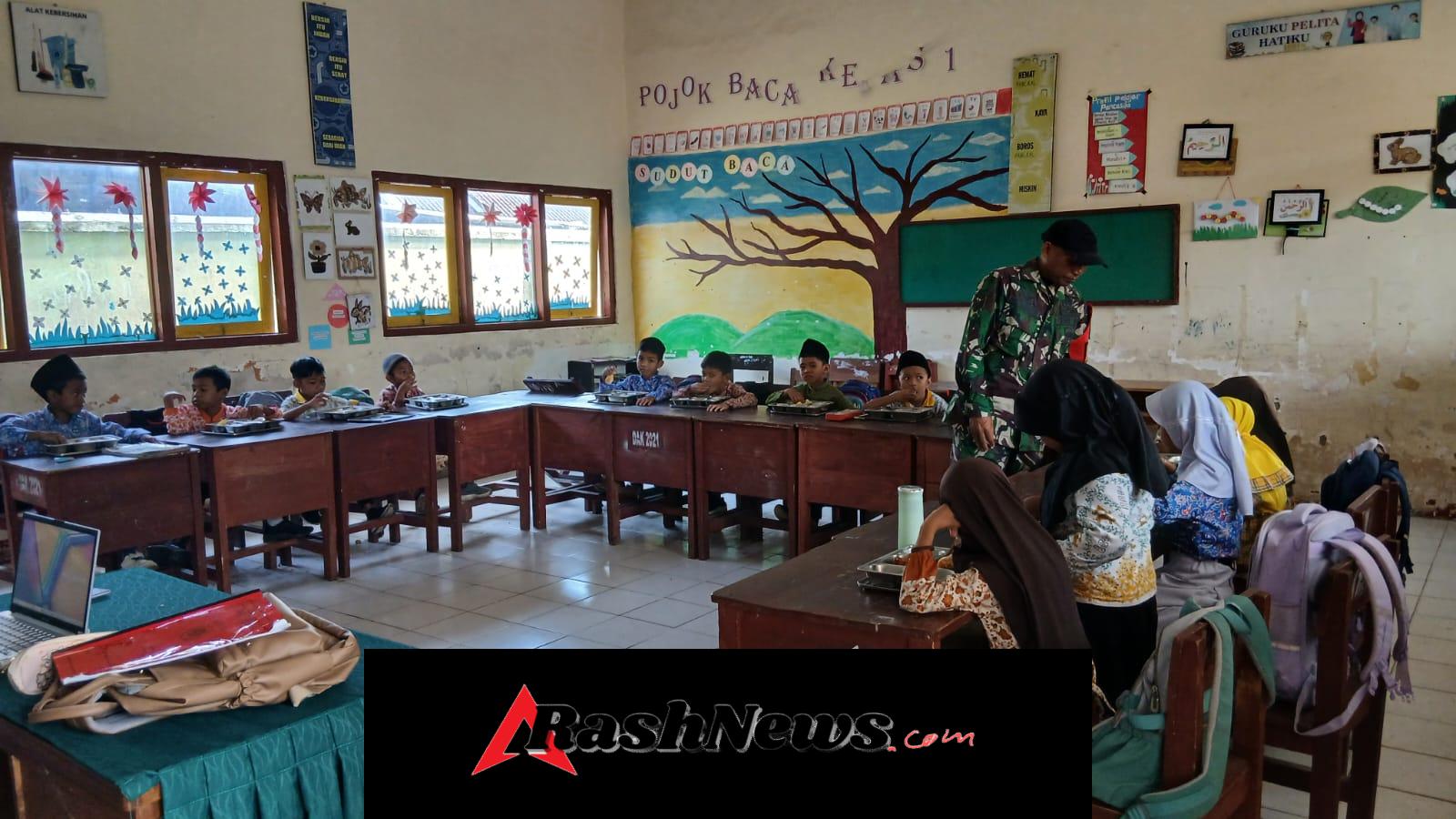 Dukung Gizi Pelajar, Babinsa Taliwang Laksanakan Pendampingan MBG