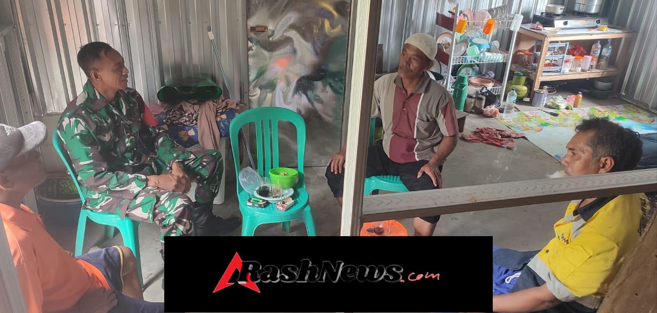 Jaga Kondusivitas Wilayah, Babinsa Kelanir Gelar Komsos dengan Tokoh Agama