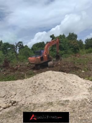 Babinsa Desa Mundek Pastikan Pembersihan Lokasi KDKMP Berjalan Aman dan Terkendali