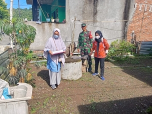 Sertu Irwansyah Kawal Survei Jentik Nyamuk di Desa Lamontet